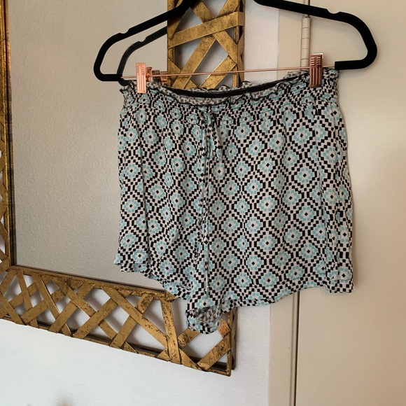 Patterned high waisted shorts - Picture 2 of 4
